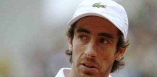 Pablo Cuevas pagó el precio de enfrentar a una torre sacadora en cesped