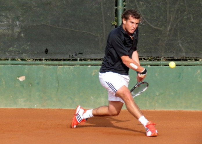 Santiago Maresca avanza en el dobles