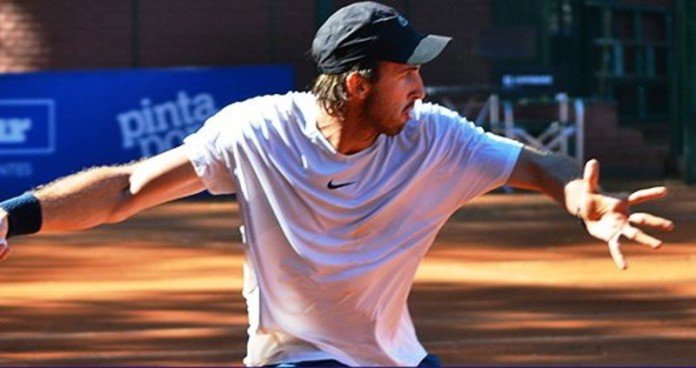 Martín Cuevas abandonó en dobles por molestias en una pierna