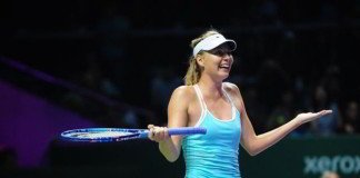 Sharapova con un pie en semis del WTA Finals María Sharapova superó a Simona Halep en sets corridos