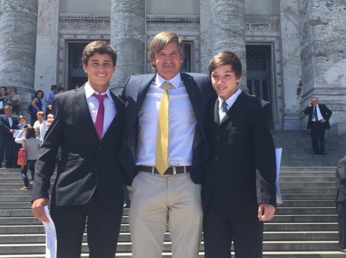 Llanes Fumeaux y Artía premiados por mejor labor en tenis