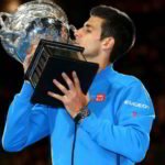 Inicio arrasador: Nole campeón del Australian Open Djokovic besa el trofeo del Australian Open