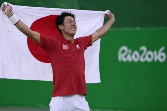 Nishikori festeja la primer medalla olímpica para Japón
