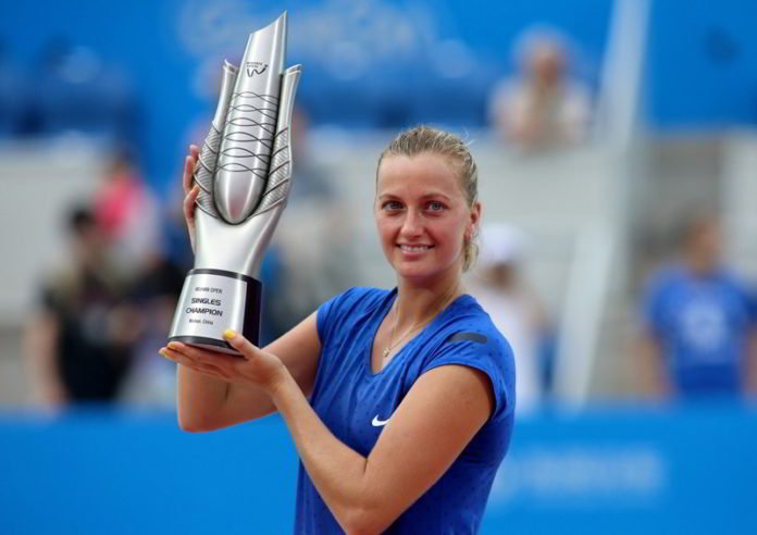 Kvitova levanta el trofeo de Wuhan Kvitova levanta el trofeo de Wuhan
