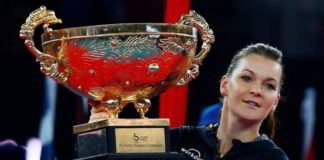 Momento de la Polaca Agnieszka Radwanska: Festejó título en China La número 3 del mundo levanta el trofeo en China