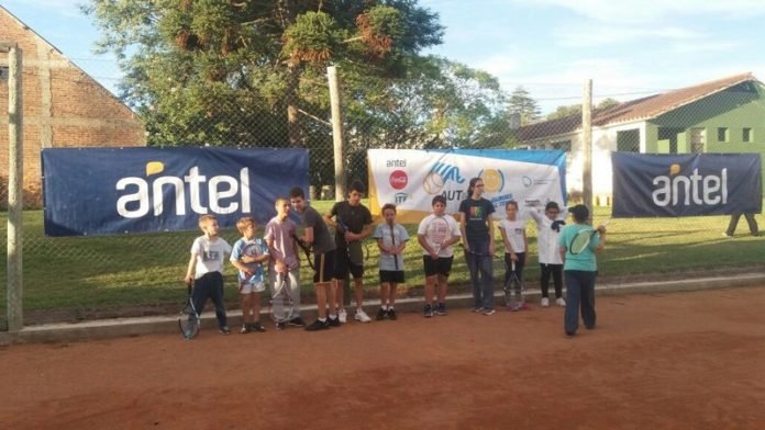Gurises al Tenis en Club Artesano-Nueva Helvecia Gurises al Tenis en Club Artesano-Nueva Helvecia