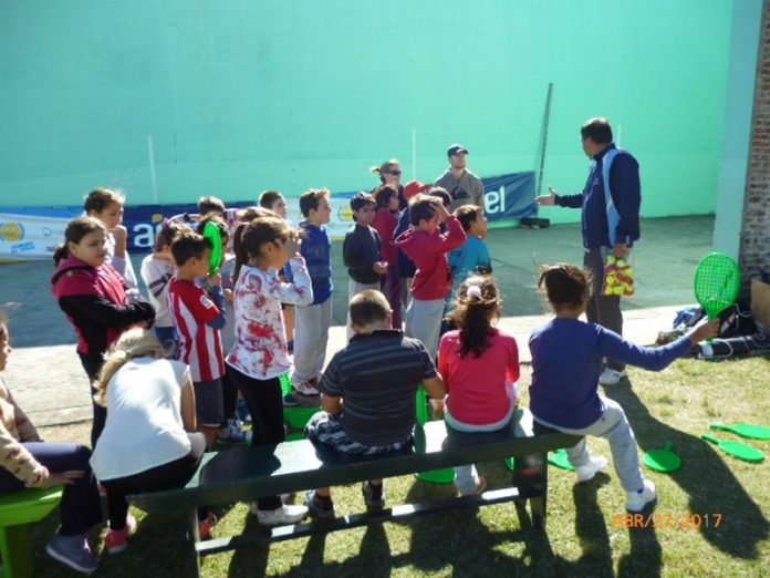 Lanzamiento de Gurises al Tenis en la Plaza de Deportes de Colonia