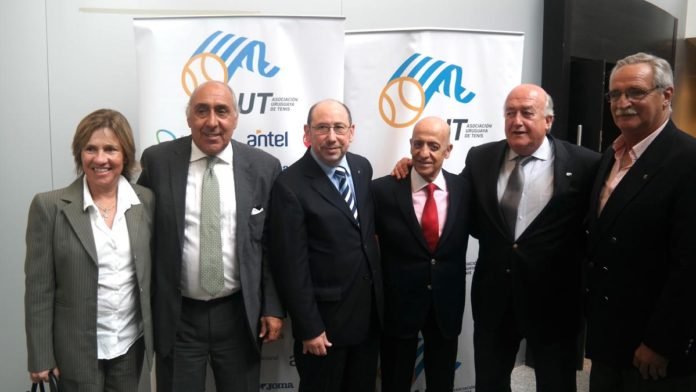 Mariela Clavijo (presidente del Cantegril Country Club), Rubek Orlando (secretario AUT), Alfredo Etchandy (subsecretario SND), Julio César Maglione (presidente COU), Ruben Marturet (presidente AUT), Gustavo Stapff (presidente Círculo de Tenis de Montevideo)