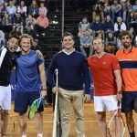 Buen tenis y mucha diversión en la primera jornada del Uruguay Open. Martín Bossi - Diego Forlan - Árbitro - Maxi de la Cruz - Pablo Cuevas