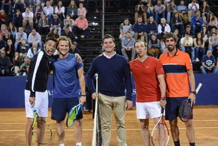 Martín Bossi - Diego Forlan - Árbitro - Maxi de la Cruz - Pablo Cuevas Martín Bossi - Diego Forlan - Árbitro - Maxi de la Cruz - Pablo Cuevas