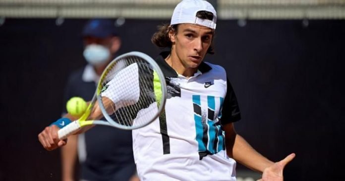 Lorenzo Musetti supera a Cuevas en Cerdeña