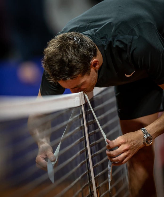 Del Potro cuelga la vincha en la red Del Potro cuelga la vincha en la red