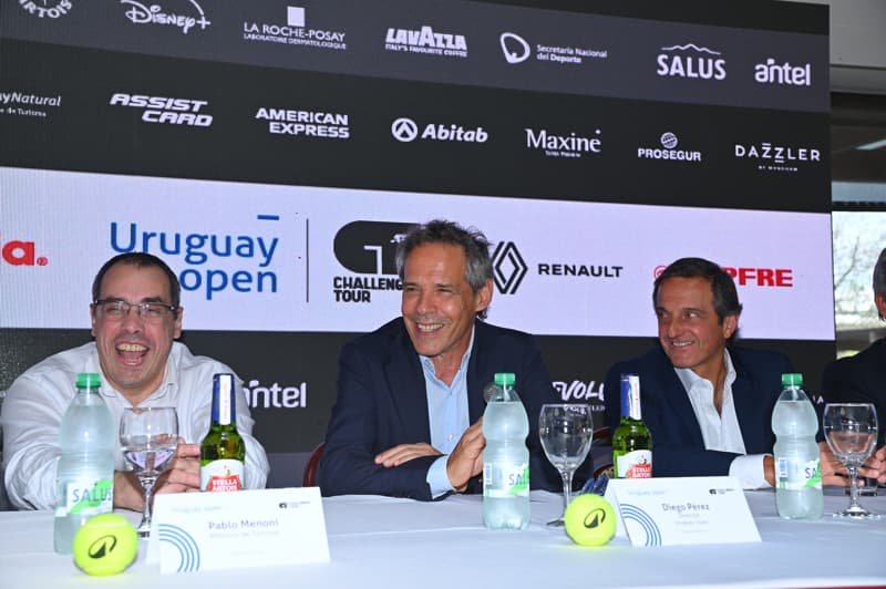 Un 45 del Mundo en el Uruguay open Ministro de Turismo Pablo Menoni Director Uruguay Open Diego Pérez Presidente Carrasco Lawn Tennis Club Marcos Valdés